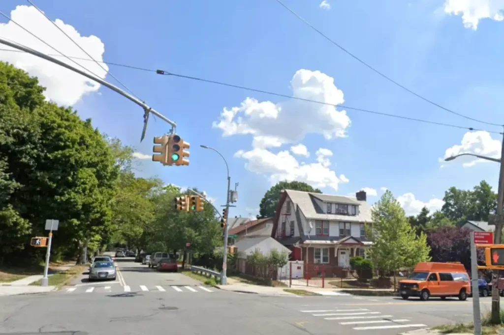 Driver in NYC who assaulted 5 strangers was employed by Amazon during chaotic incident.