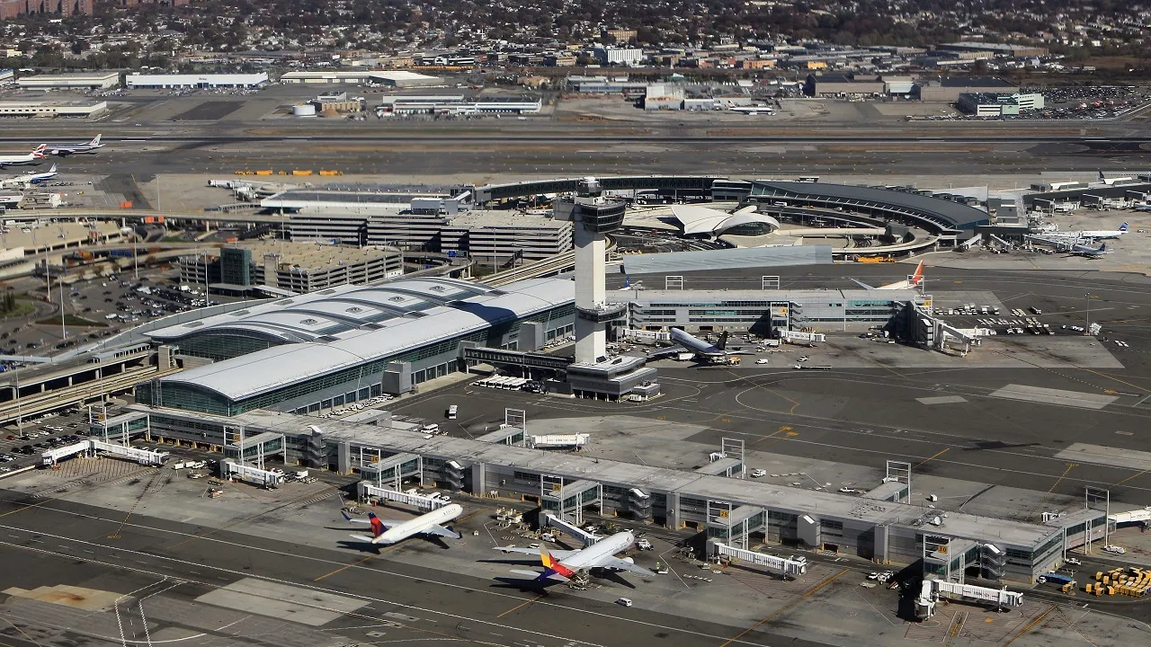 FAA looks into close call between two commercial planes nearing JFK