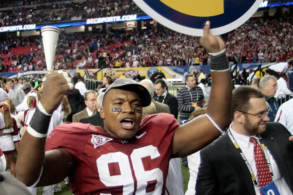 Former Alabama player Luther Davis admits to posing as NFL players.