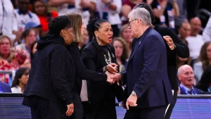 Geno Auriemma declines handshake after heated argument with Dawn Staley