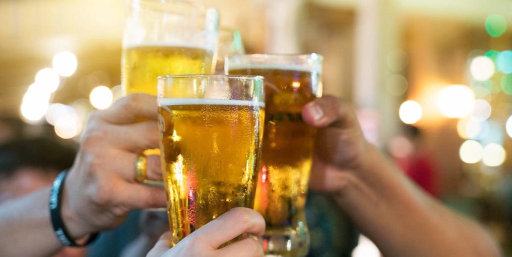 Here's What Drinking Beer Daily Can Do, According to Experts