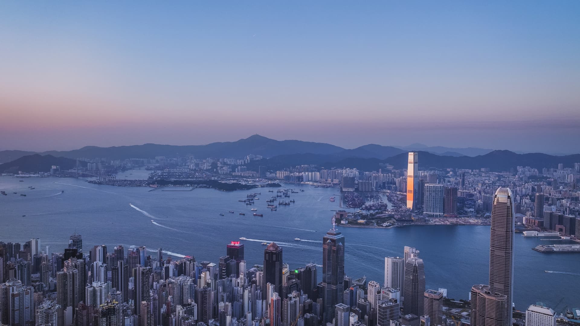 Hong Kong plans to introduce tax incentives to attract international commodity traders.