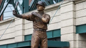 Ichiro Suzuki's new Mariners statue falls apart at the unveiling event