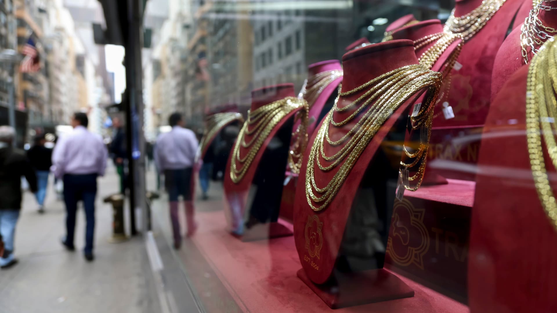 Investors are re-evaluating gold's position in investments, according to Morgan Stanley, but another metal is expected to do better.