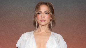 Jennifer Lopez flaunts her toned abs in gym selfies, and fans are responding.