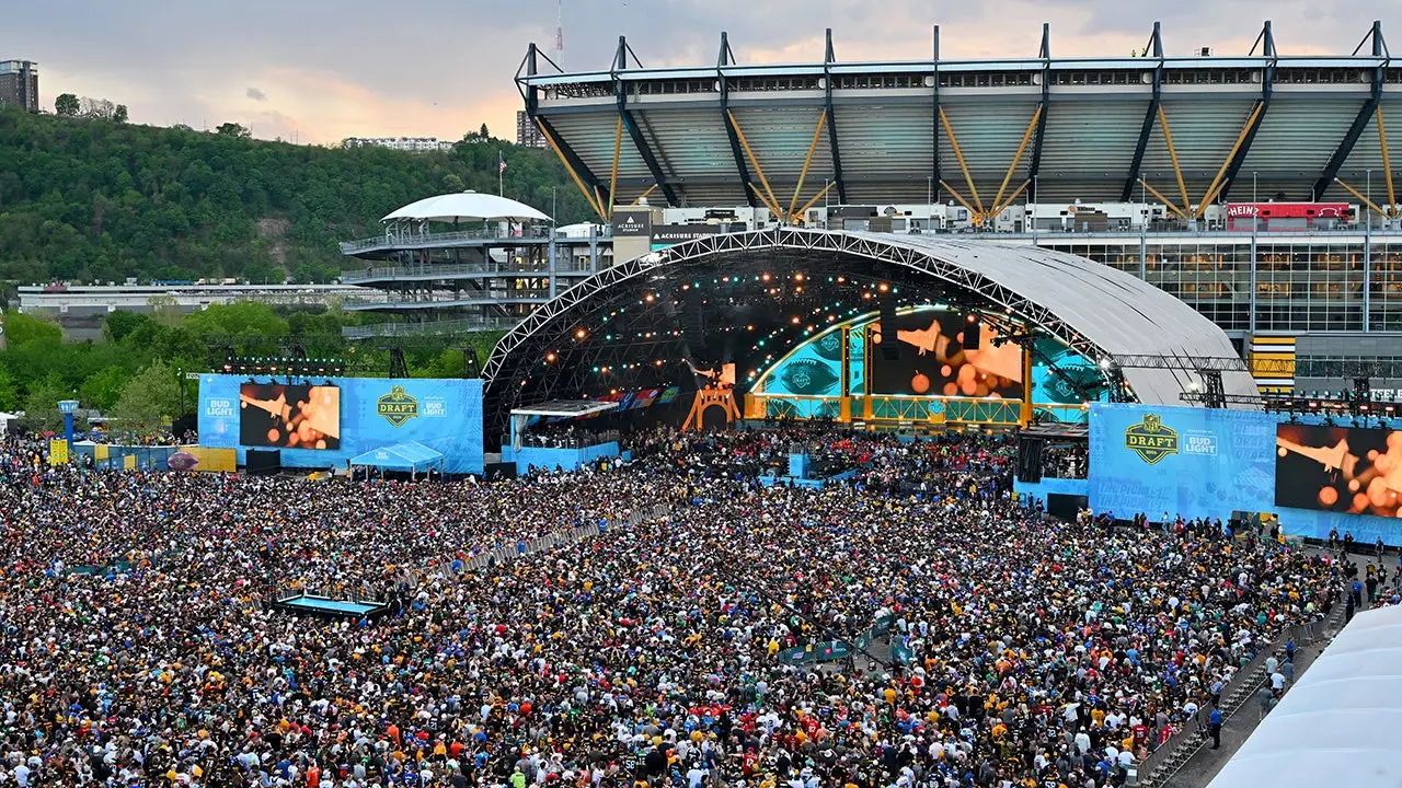 Large turnout at the NFL Draft in Pittsburgh: PHOTOS