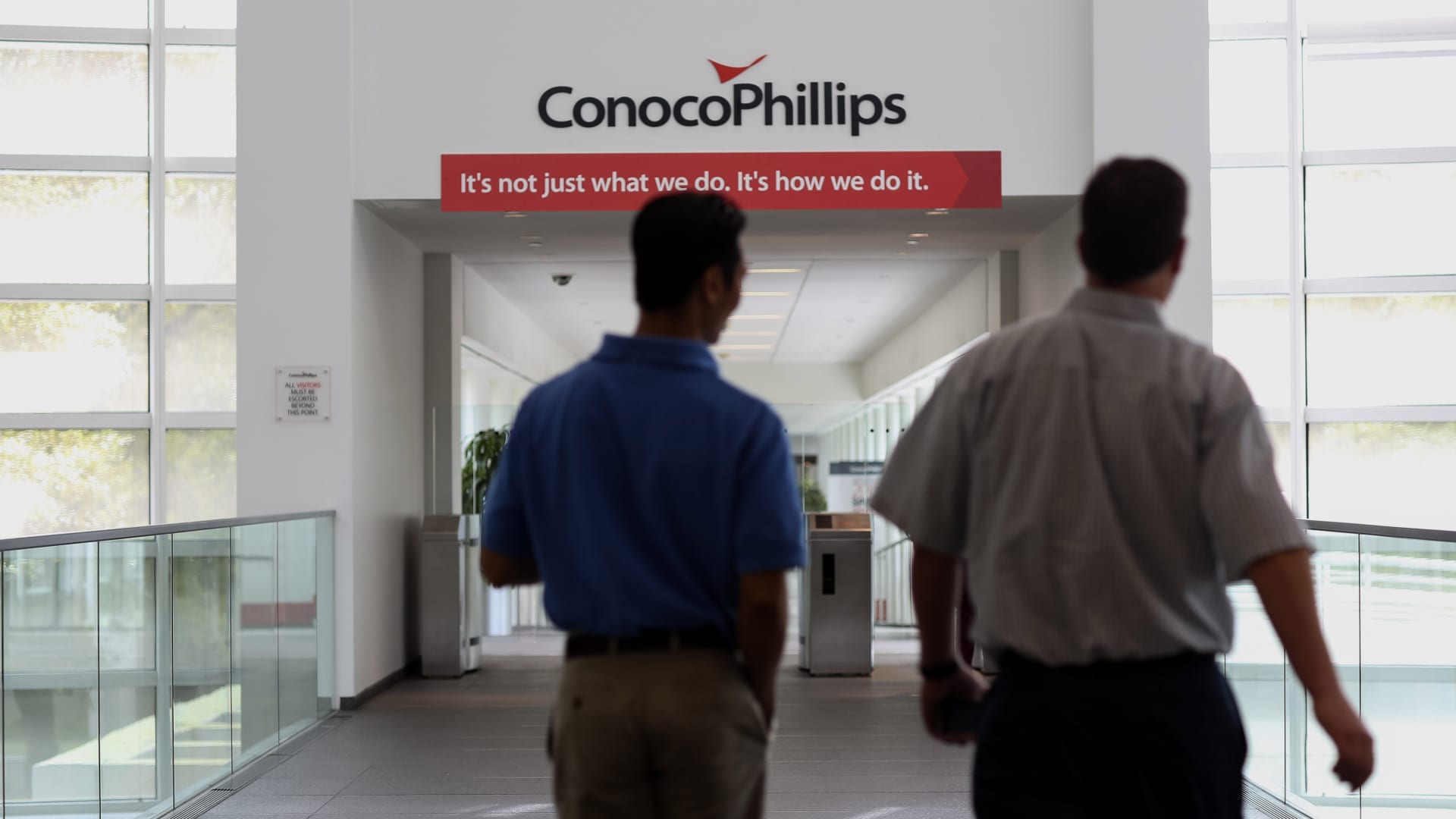 Leading Wall Street experts select these 3 dividend stocks for steady income