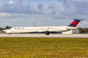 Passengers on Delta flight shout at a traveler who won't end a phone call: 'Get off the plane'