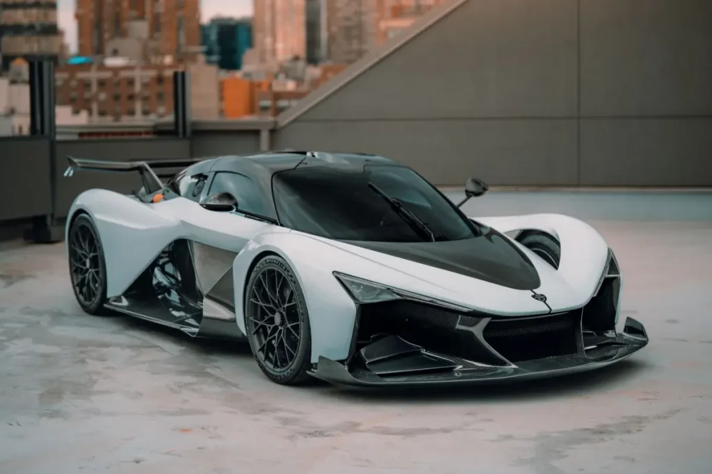 Quick moments and stylish vehicles at the Auto Show in New York