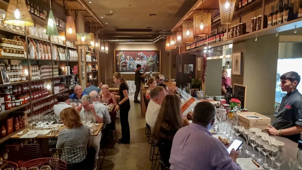 Restaurants and bars in the US are increasingly encouraging a phone-free dining experience.