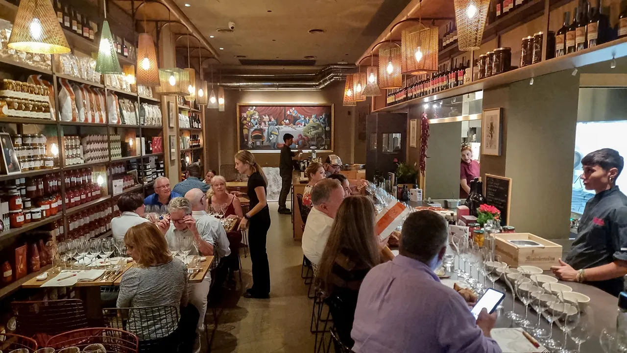 Restaurants and bars in the US are increasingly encouraging a phone-free dining experience.