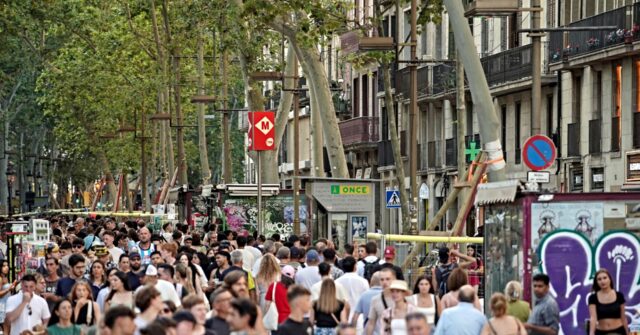 Spanish Leftist Lawmaker Expresses Concern Over Tourist Capacity Limits