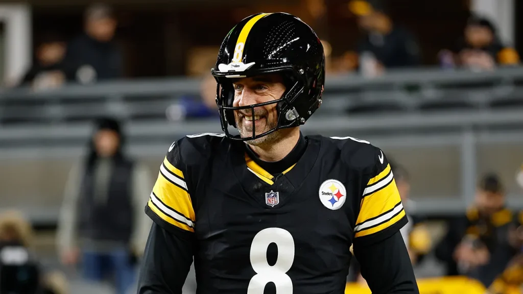 Steelers utilize uncommon contract method for Aaron Rodgers, indicating worry he might be looking at other opportunities.