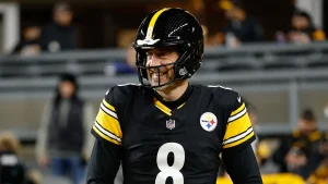 Steelers utilize uncommon contract method for Aaron Rodgers, indicating worry he might be looking at other opportunities.