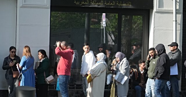 Survey: 80% of Young People in Spain Are Against Widespread Amnesty for Undocumented Immigrants