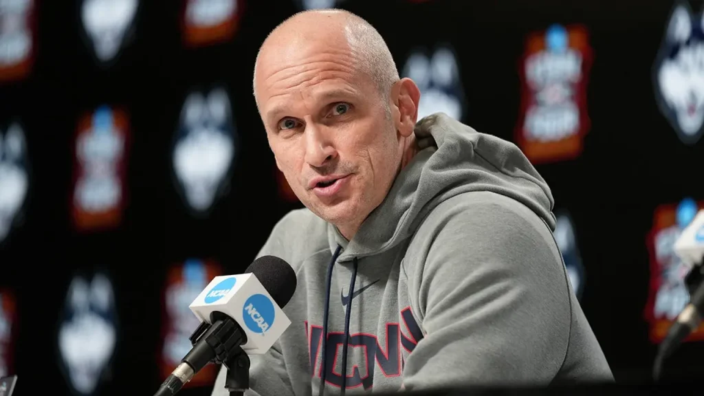 UConn coach's spouse criticizes St. John's supporters