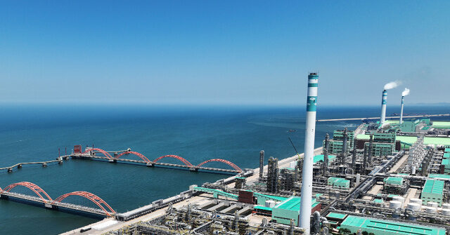 U.S. Imposes Sanctions on Chinese Refinery for Purchasing Iranian Oil