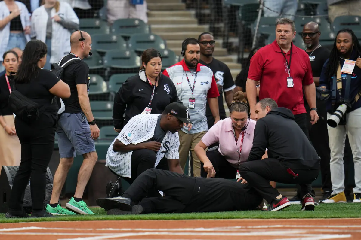 Veteran White Sox anthem performer collapses during game