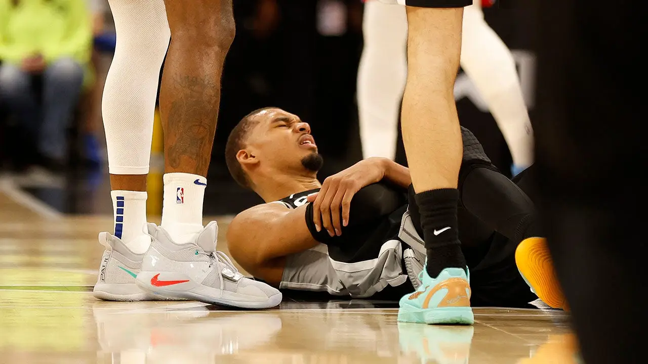 Victor Wembanyama's rib injury jeopardizes his chances in the playoffs and for the MVP award.