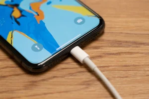 iPhone users find a trick to make their phone speak while charging