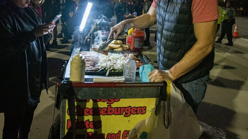 A fierce competition among hot dog vendors results in a street fight between two women selling sausages.