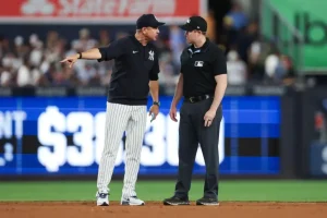 Aaron Boone of the Yankees thrown out for disputing a disputed catch