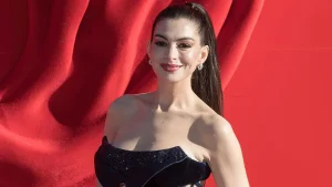 Anne Hathaway addresses facelift speculation and shares an easy tip for Hollywood glamour