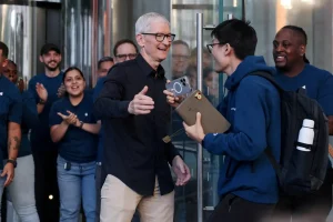 Apple stock rises 4% as customers hurry to purchase new iPhones and MacBooks