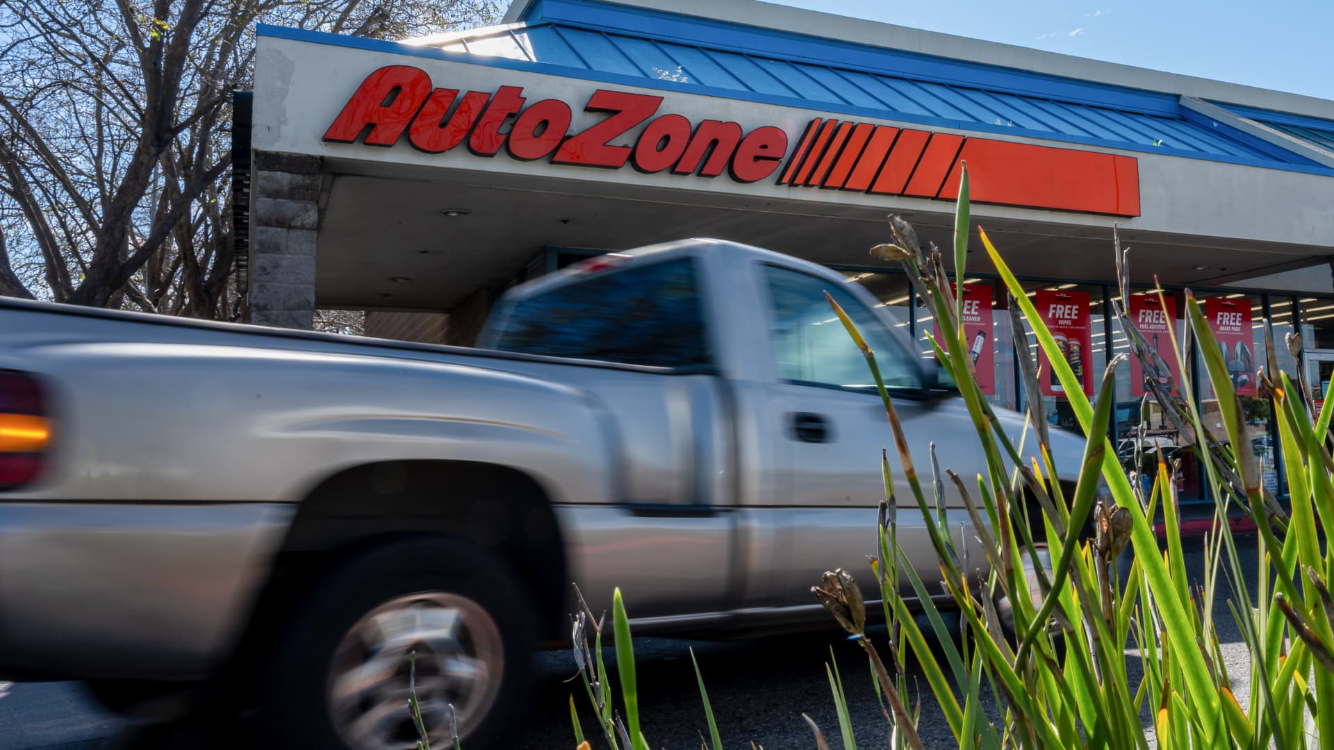 AutoZone shares set for their worst trading day since March 2020, even after exceeding Wall Street expectations