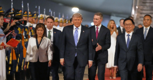 Beijing Welcomes Trump: Colorful Lights and Many Children Welcome the President in China