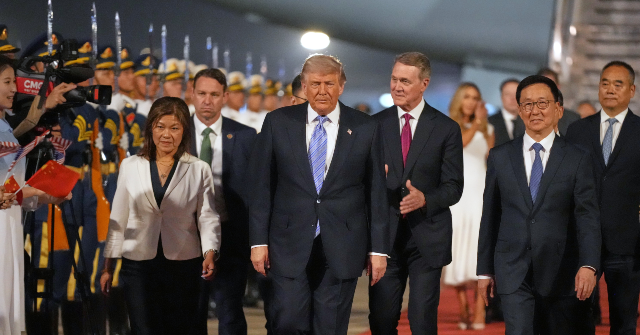 Beijing Welcomes Trump: Colorful Lights and Many Children Welcome the President in China