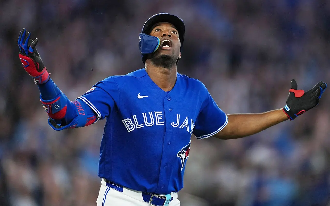 Blue Jays outfielder Jesús Sánchez exits game after seeming to be struck by a ball thrown from the stands
