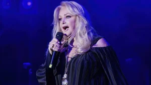 Bonnie Tyler taken to hospital in Portugal for urgent surgery