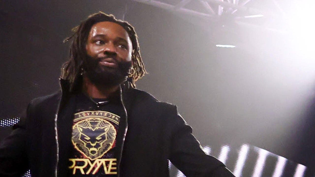Cedric Alexander surprises TNA fans by夺the X Division title from Leon Slater.