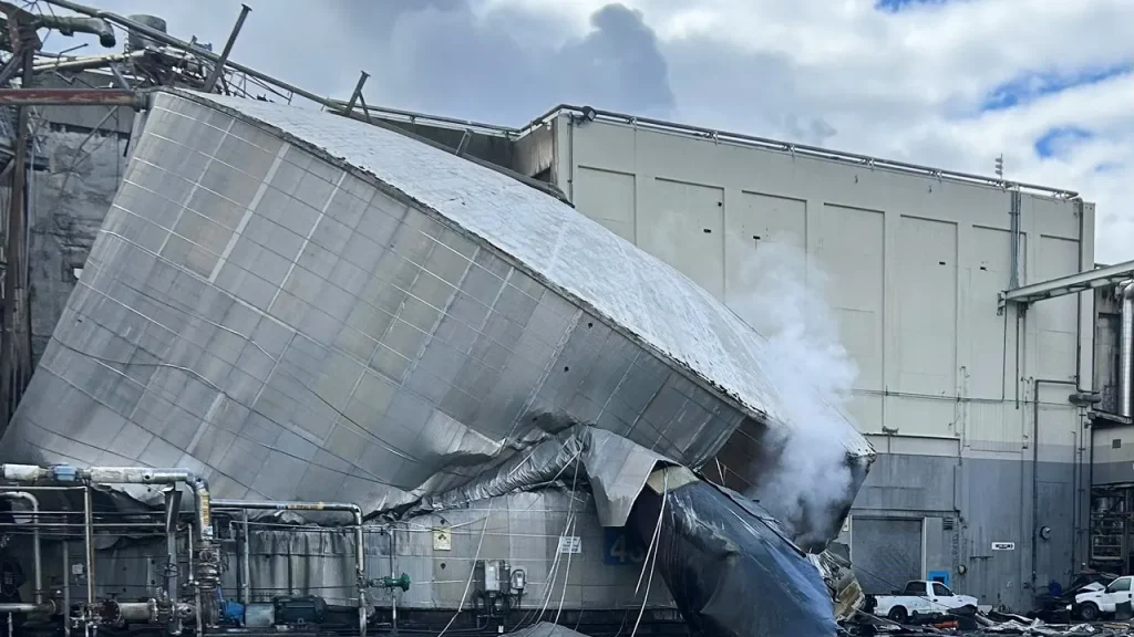Chemical tank collapse at Washington paper mill results in 1 death and 9 missing