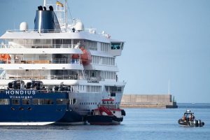 Cruise ship affected by hantavirus starts letting passengers off
