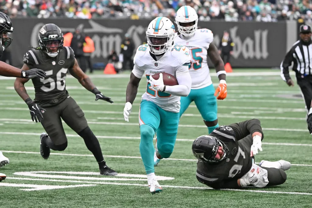De'Von Achane signs a four-year extension with the Dolphins valued at as much as $68 million