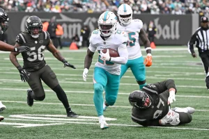 De'Von Achane signs a four-year extension with the Dolphins valued at as much as $68 million