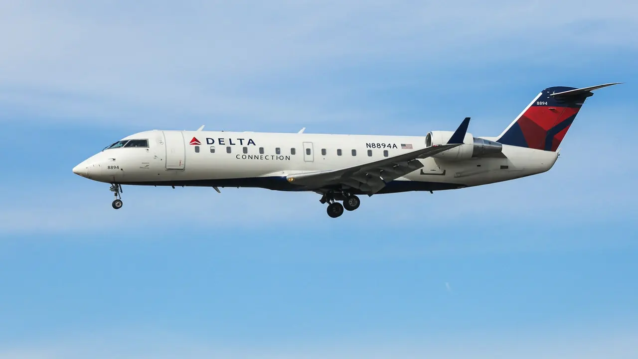 Delta flight and Cirrus SR22 nearly collide at JFK, just 500 feet apart