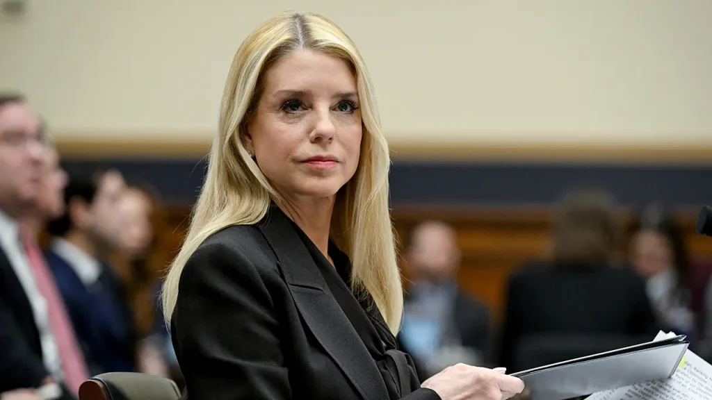 Ex-AG Pam Bondi found to have thyroid cancer and received treatment.