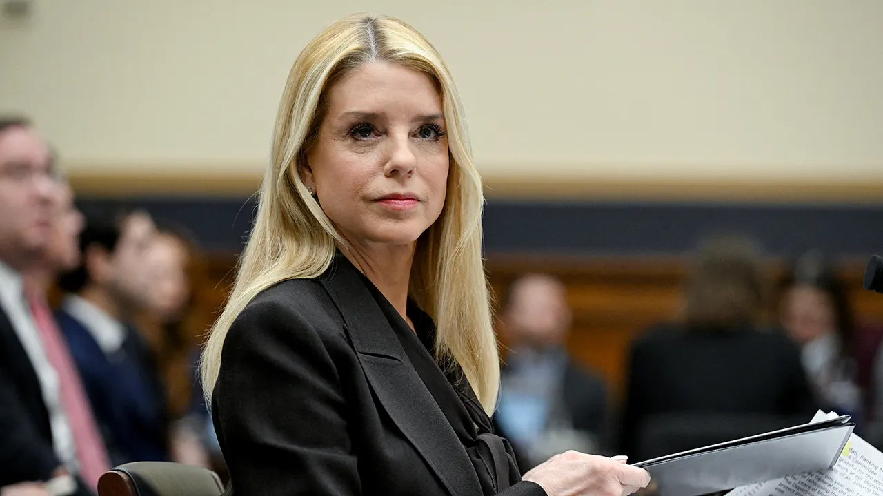Ex-AG Pam Bondi found to have thyroid cancer and received treatment.