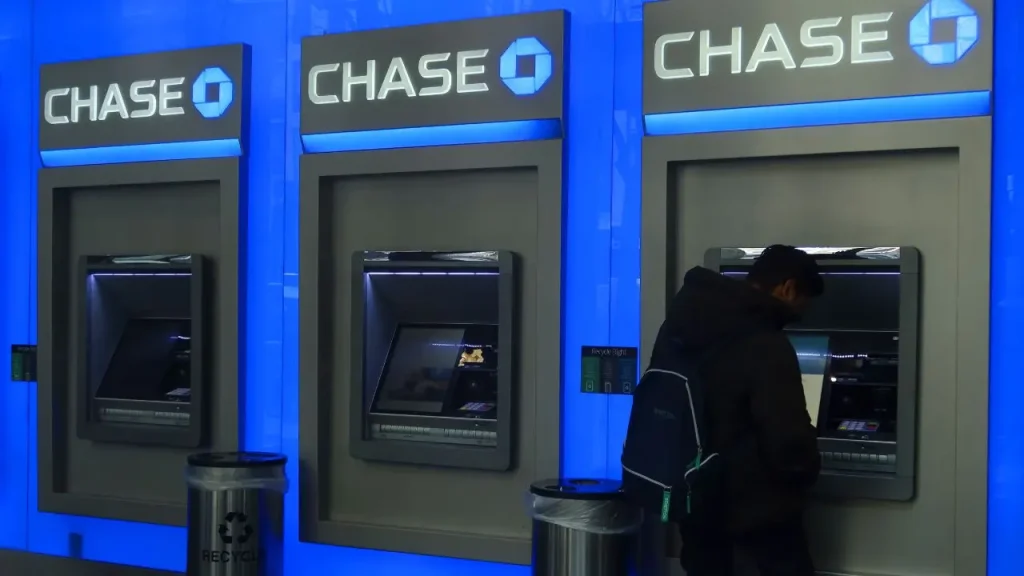 FBI cautions that fake banking calls are deceiving customers into sending money.