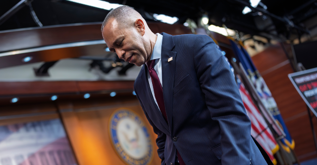 Hakeem Jeffries Acknowledges Loss, Shifts Gerrymandering Fight to 2028
