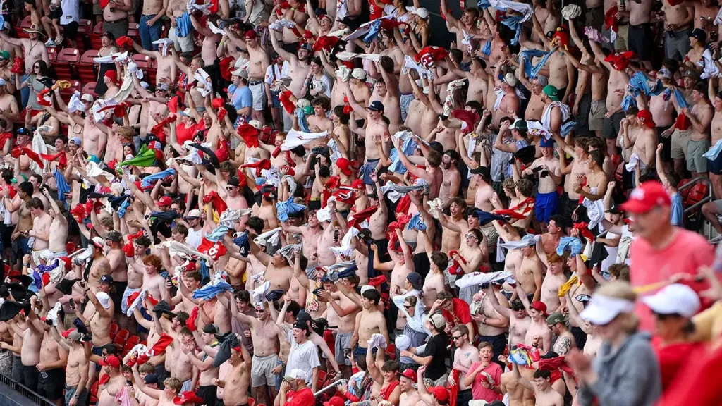 Ivan Herrera recognizes shirtless crowd after his walk-off home run