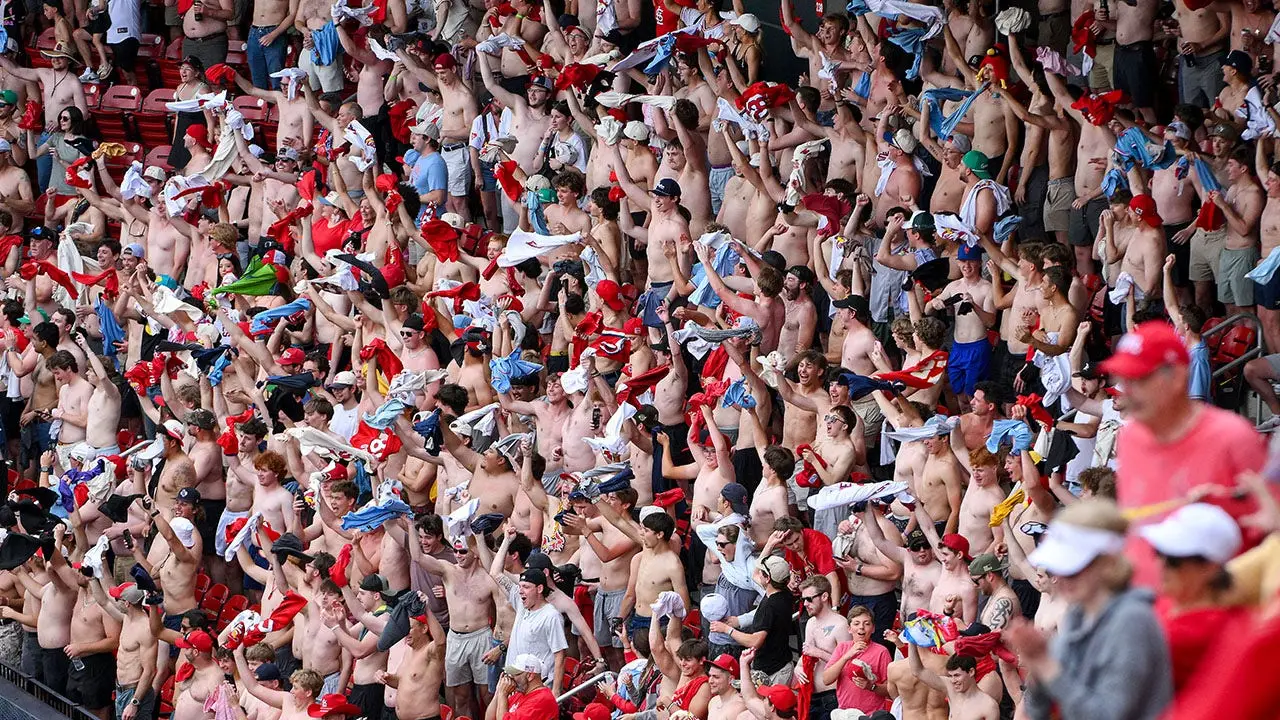 Ivan Herrera recognizes shirtless crowd after his walk-off home run