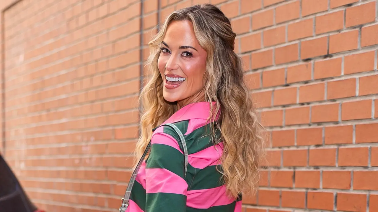 Jena Sims puts in effort, a sea lion jumps into a canoe, and they don't make statues like before