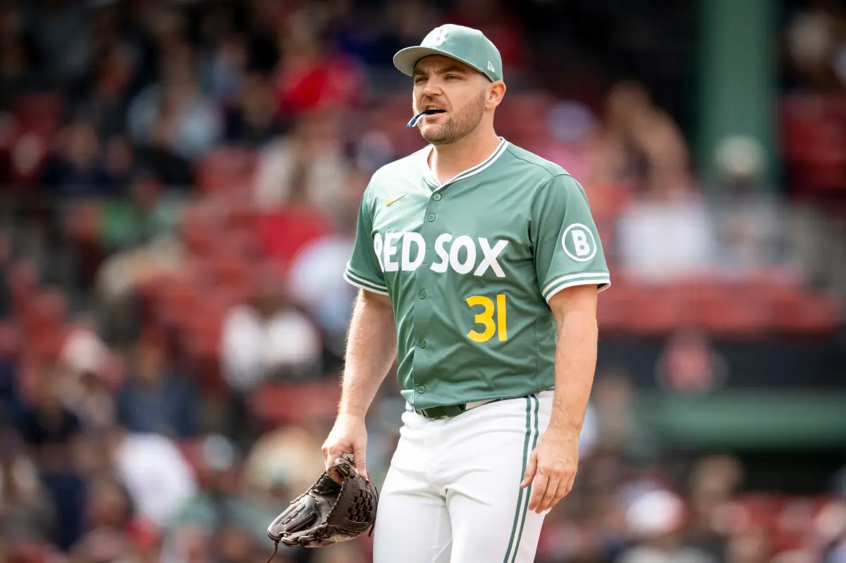 Liam Hendriks signs with the Cubs on a minor league contract