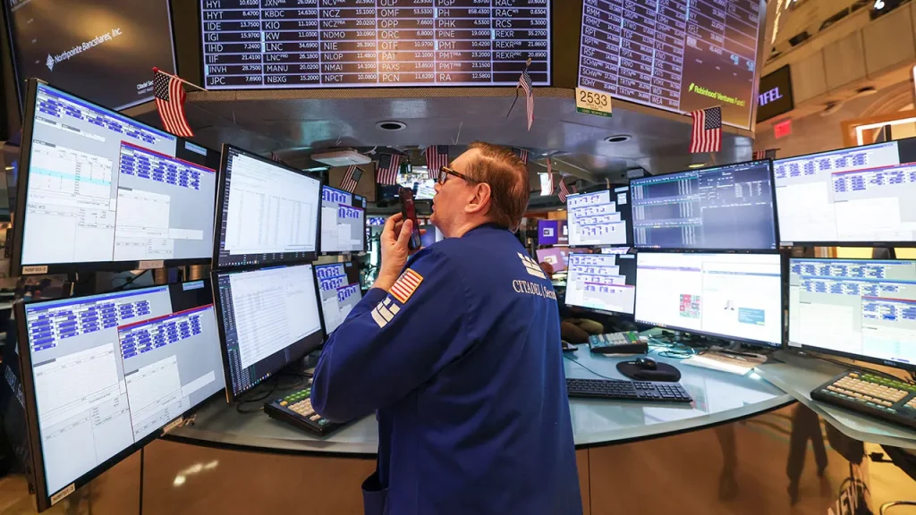 Mark Zandi estimates a 40% chance of a U.S. recession and cautions that the economy is 'on edge'