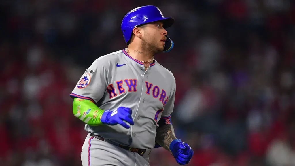 Mets announcer teases team after player can't snap bat over his knee in frustration