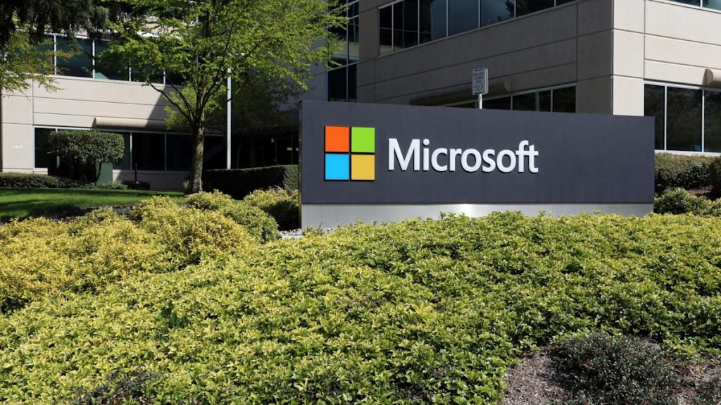 Microsoft Increases by 4%, Stays Strong Despite NASDAQ Decline